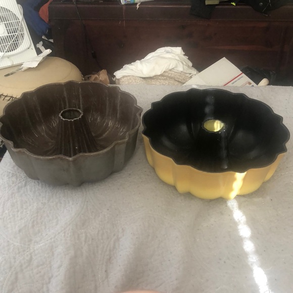 2 VINTAGE ALUMINUM BUNDT CAKE PANS - Picture 1 of 7